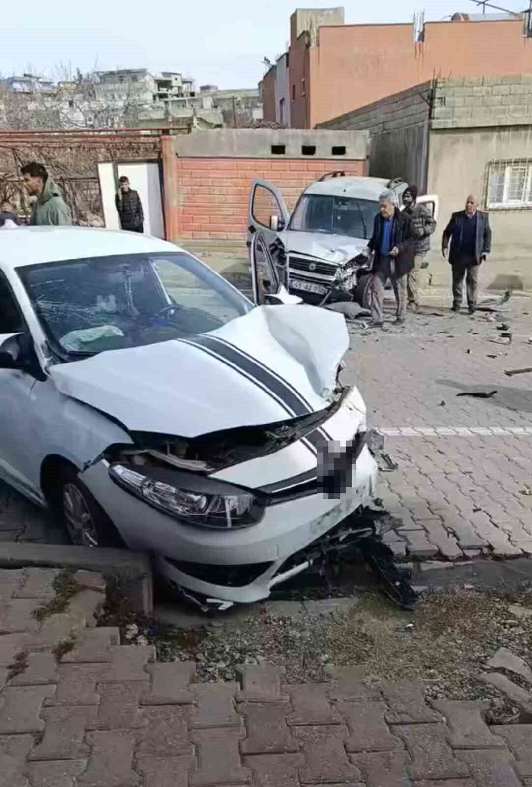 Batman'ın Kozluk ilçesinde Çetin Emeç Caddesi'nde hafif ticari araç ile