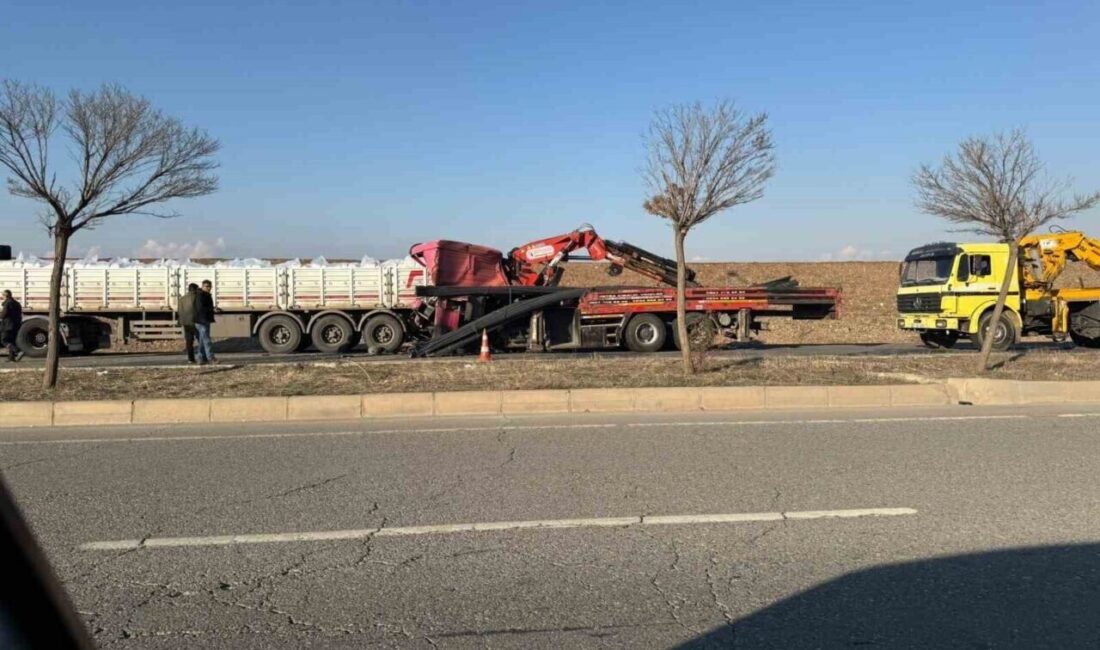 Batman’da vincin tıra çarpması sonucu bir kişi yaralandı Batman'ın Güney çevre yolunda meydana gelen kazada, vincin tıra arkadan