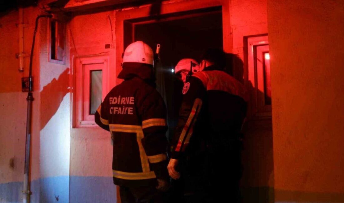 Edirne’de kundaklandığı öne sürülen evde çıkan yangın itfaiye tarafından kontrol altına alındı Edirne’nin Barutluk Mahallesi'nde bir evde çıkan yangın, itfaiye ekipleri tarafından