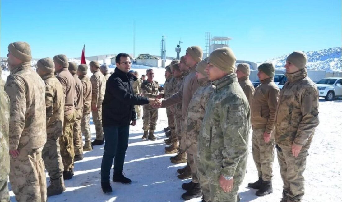 Beytüşşebap Kaymakamı, Kato Dağı’ndaki askerlerle buluşarak mangal keyfi yaptı Şırnak Beytüşşebap Kaymakamı Mehmet Furkan Taşkıran, Kato Dağı'ndaki Tuzluca askeri