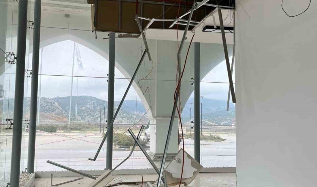 Bilecik Otobüs Terminali’nin Tavanı Yağışlar Nedeniyle Kısmen Çöktü Bilecik Şehirlerarası Otobüs Terminali'nin alçı tavanı, yağışların etkisiyle kısmen çöktü.