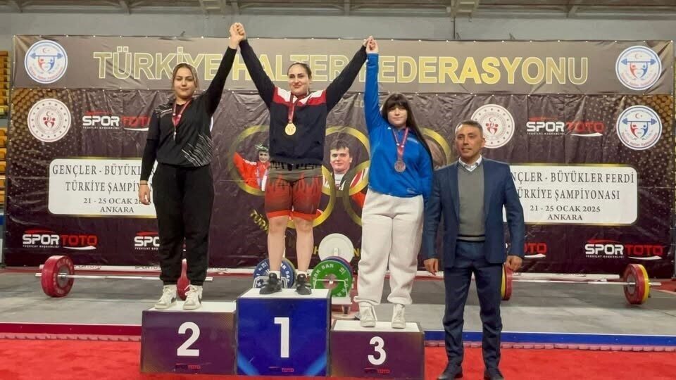 Belgin Gökçe Araz, Türkiye Halter Şampiyonası’nda Çarpıcı İkincilik Elde Etti Bilecikli halterci Belgin Gökçe Araz, Ankara'daki Gençler-Büyükler Ferdi Türkiye Halter