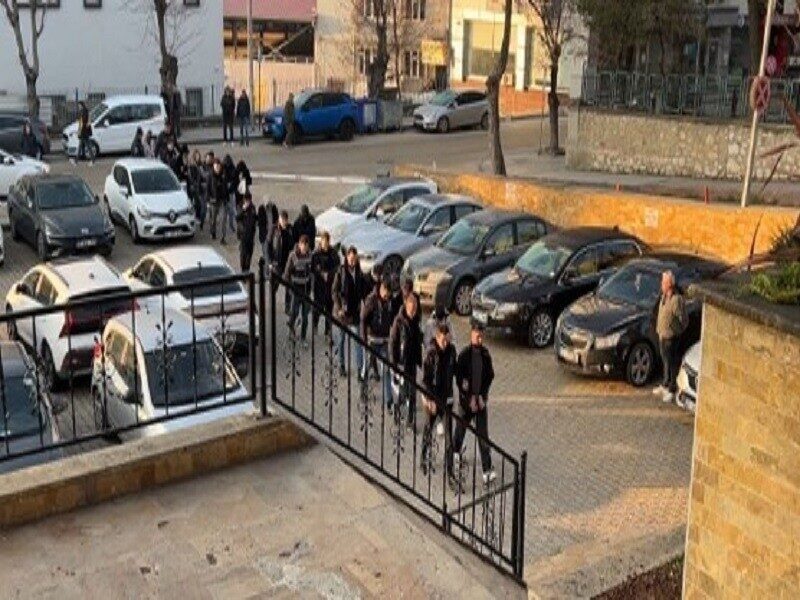Bilecik’te Banka Görevlisi Kılığında Dolandırıcılık Yapan Çete Çökertildi! Bilecik'te 350 bin lira dolandırıcılık yapan çete, Asayiş Şube Müdürlüğü