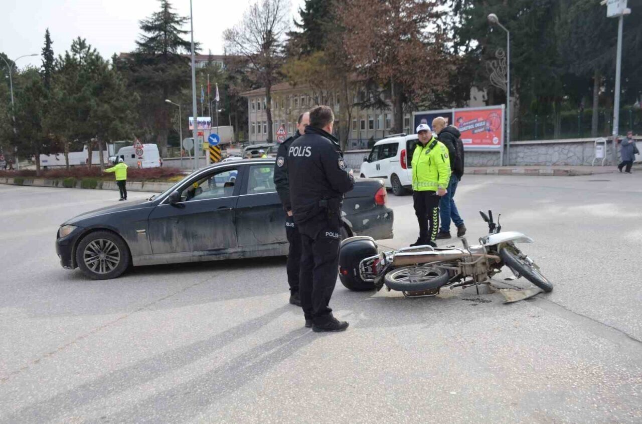 Bilecik'te motosikletle otomobilin çarpışması sonucu Resulü A. yaralandı. Kaza Eski