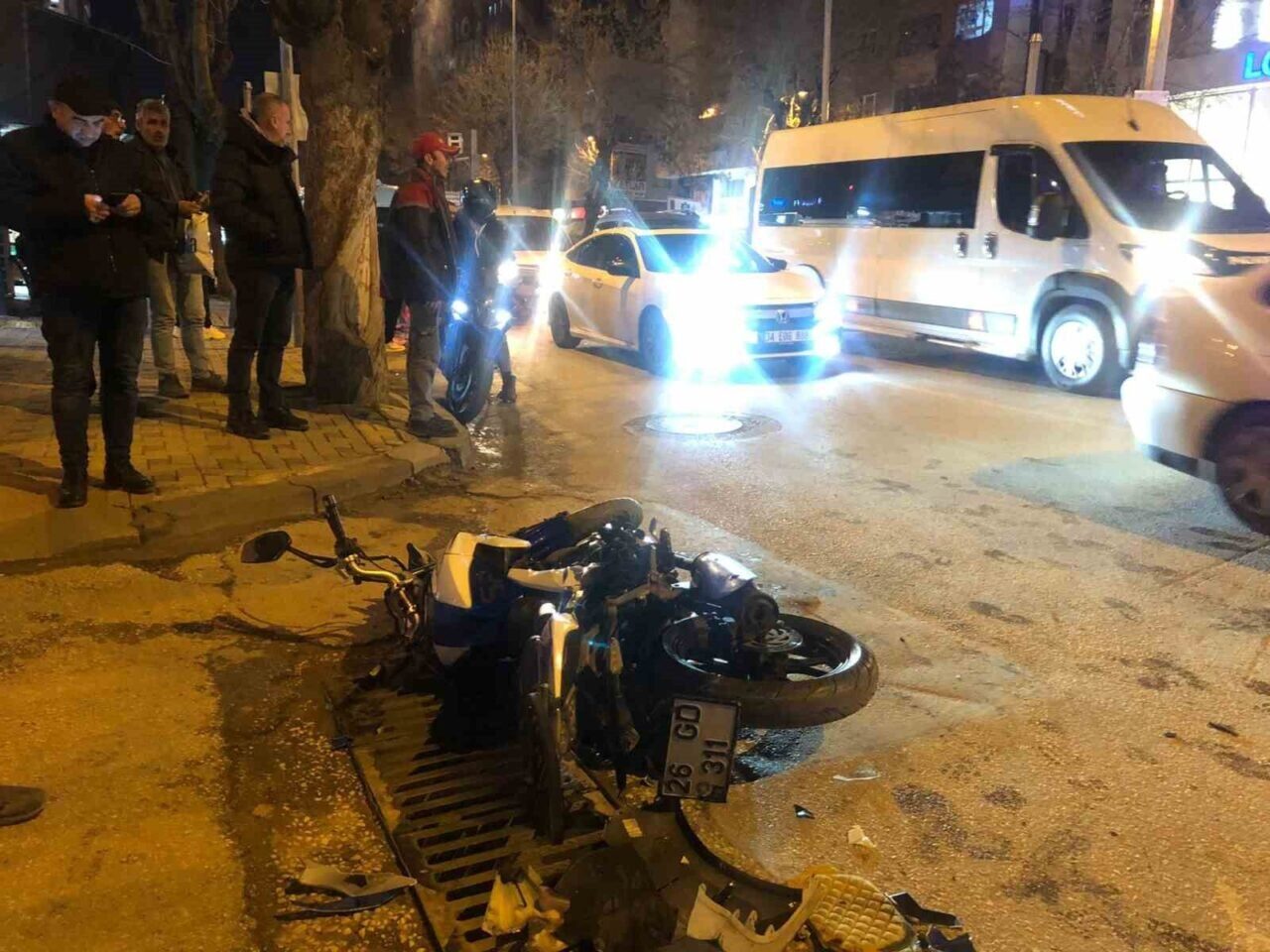 Bilecik'te Eski Belediye Kavşağı'nda otomobil ile motosikletin çarpışması sonucu Ahmet