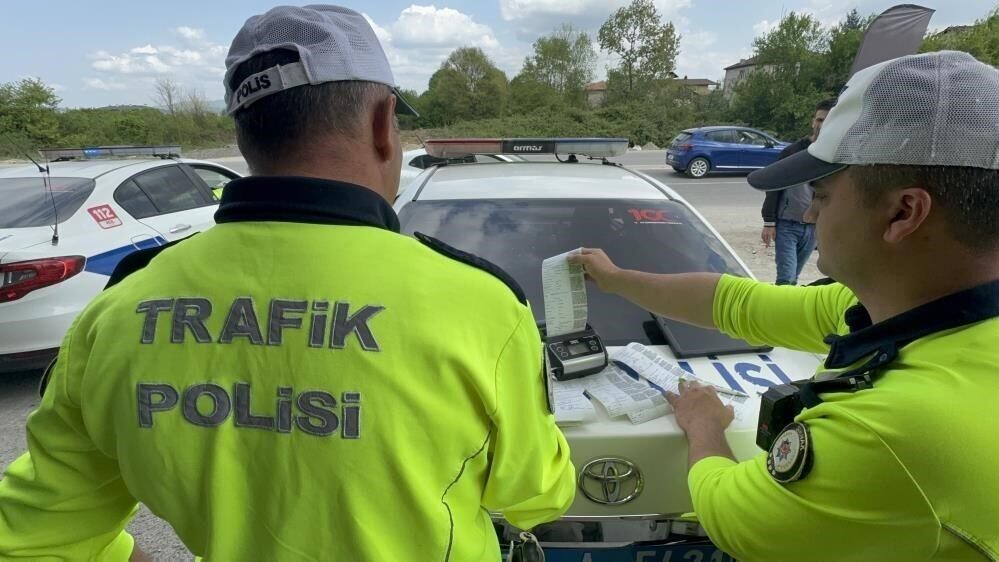 Düzce’de yapılan trafik denetimlerinde 12 bin araç kontrol edildi, kusurlu 1780 sürücüye ceza kesildi Düzce'de, 20-26 Ocak 2025 tarihleri arasında gerçekleştirilen denetimlerde 12 bin