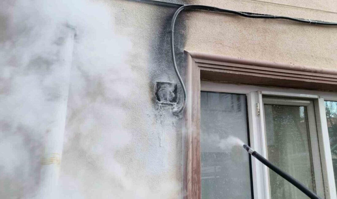 Bilecik’te Elektrik Panosunda Meydana Gelen Yangın Sakinleri Korkuttu Bilecik merkez Beşiktaş Mahallesi'nde bir binanın girişindeki elektrik panosunda çıkan