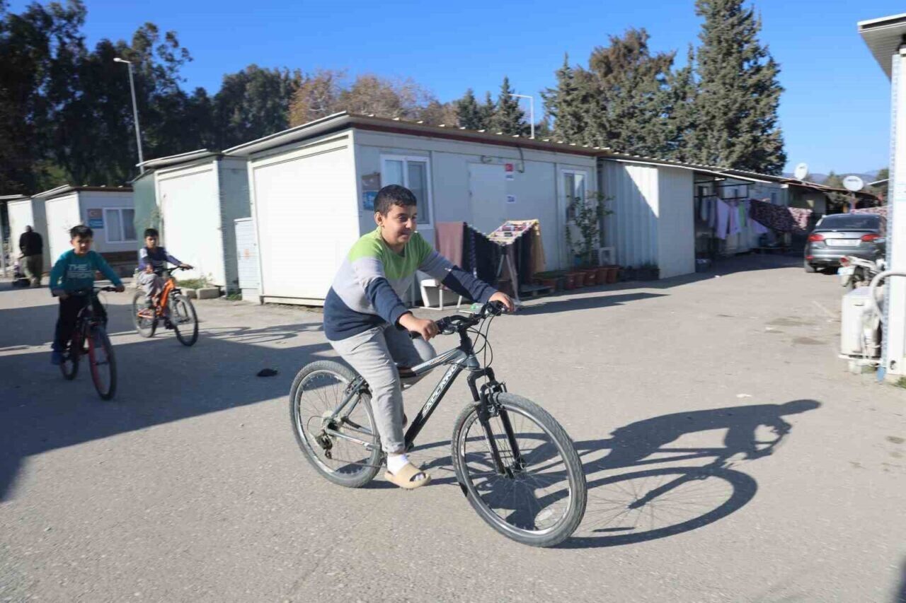 Hatay'daki konteyner kentte yaşayan 13 yaşındaki Ahmet Emin Yavaş'ın bisikleti