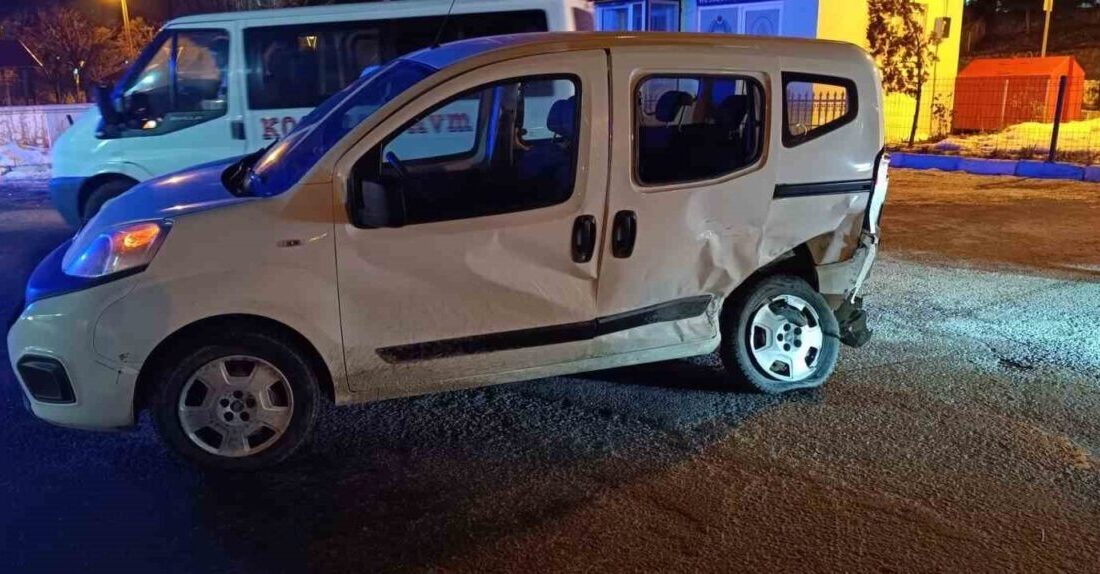 Bitlis’te Zincirleme Trafik Kazasında Bebek Dahil 4 Kişi Yaralandı Bitlis'te meydana gelen zincirleme trafik kazasında 1'i bebek 4 kişi