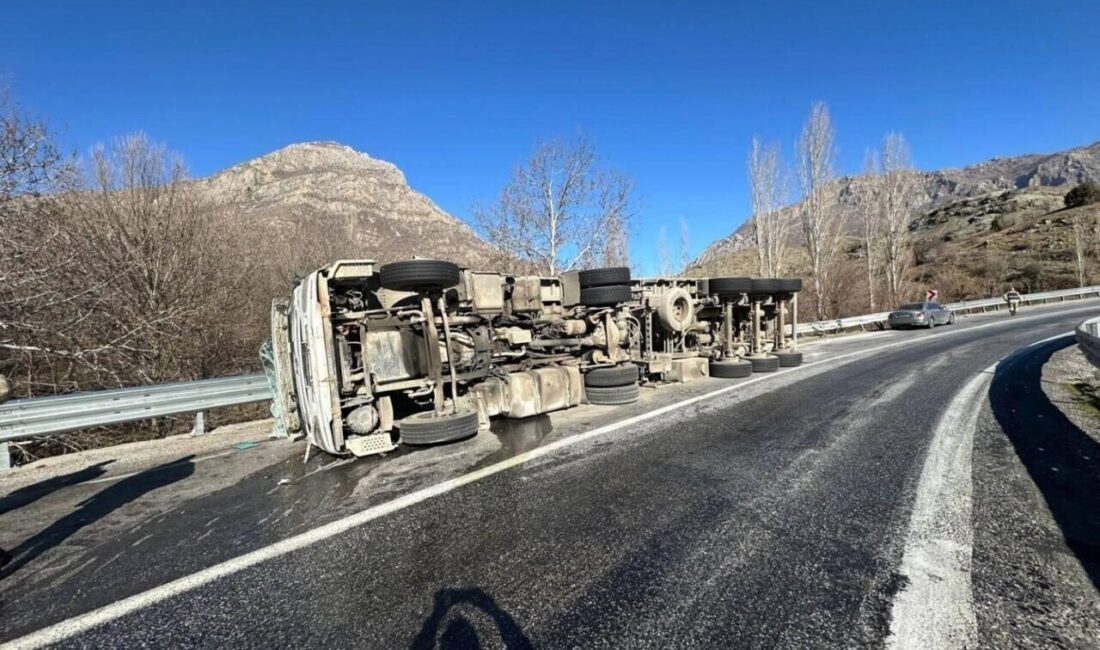 Bitlis’te tırın devrilmesi sonucu sürücü yaralandı Bitlis-Diyarbakır yolu üzerindeki Yenice köyü yakınlarında B.K. adlı tır sürücüsü