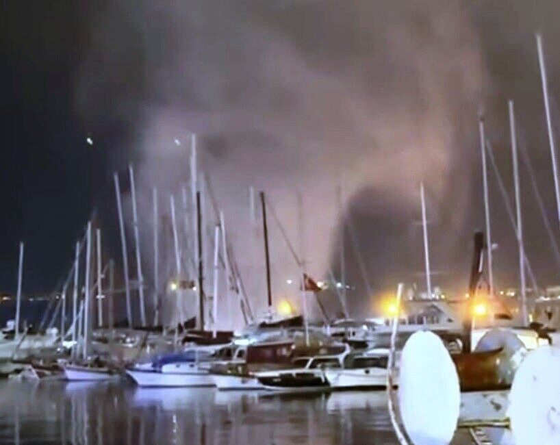 Bodrum’da Hortum Panik Yarattı, Vatandaşlar Korku Dolu Anlar Yaşadı Muğla'nın Bodrum ilçesinde Merkez Marina yakınlarında aniden oluşan hortum, Tepecik