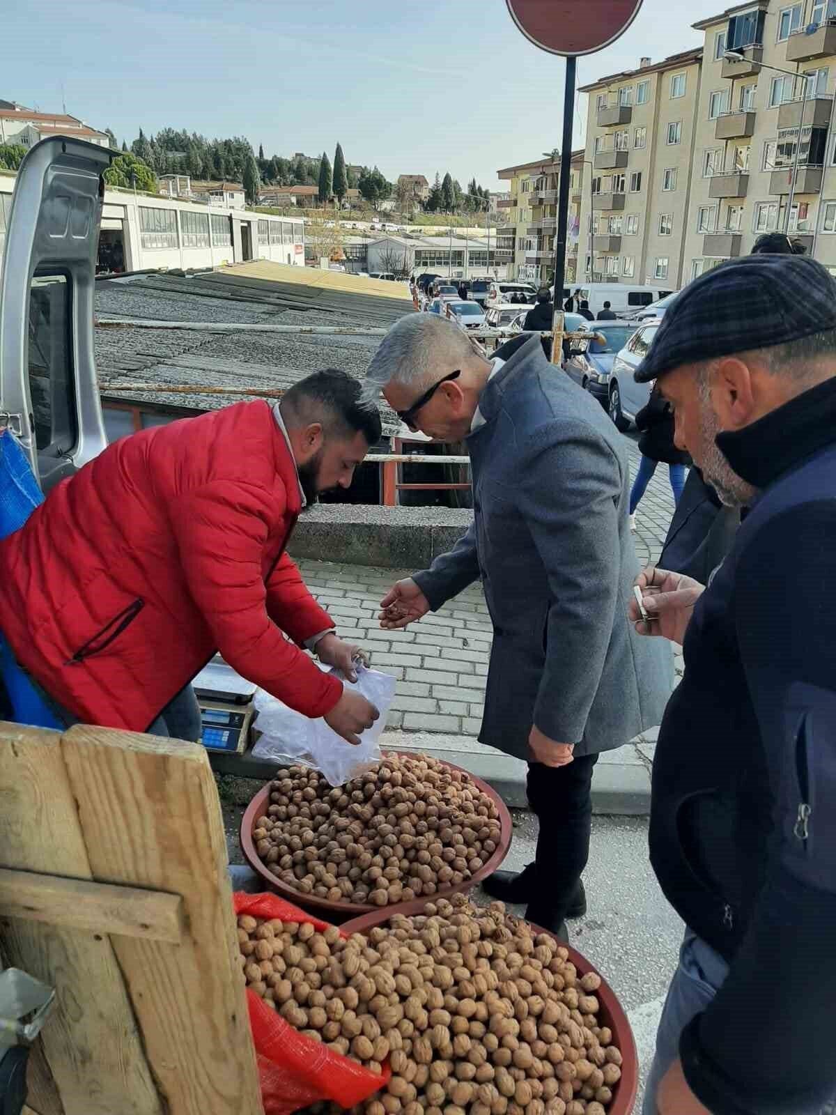 Bilecik'te seyyar ceviz satıcısı Yaşar Can Tekneci'nin sahtekarlığı, zabıta ekiplerinin