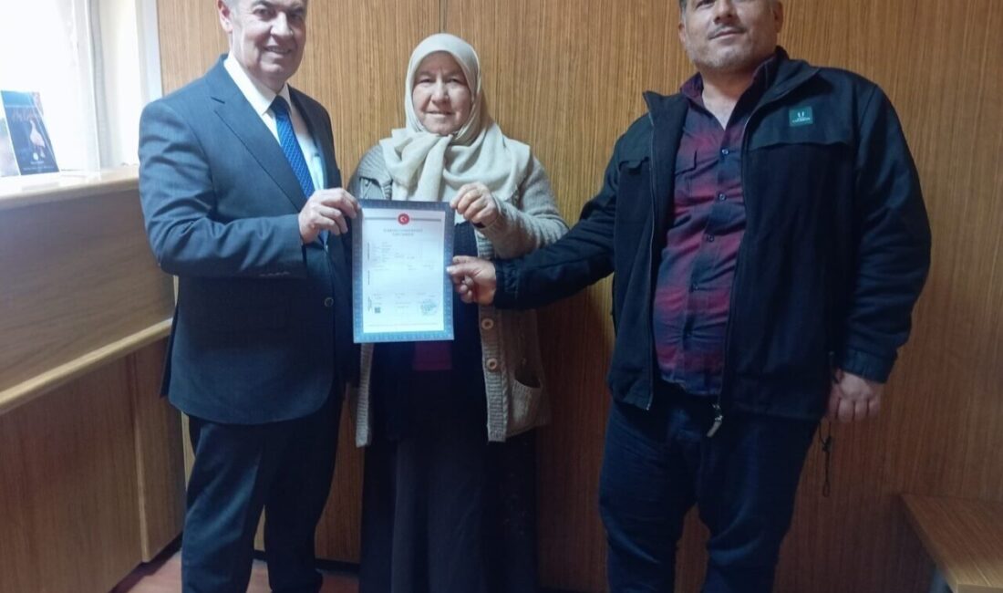 Buharkent’te Tapu Sorunu Çözüldü, İkamet Sahipleri Tapularına Kavuşmaya Başladı Buharkent Belediye Başkanı Mehmet Erol'un çabaları sonucunda, Kızıldere Mahallesi'nde yaşanan