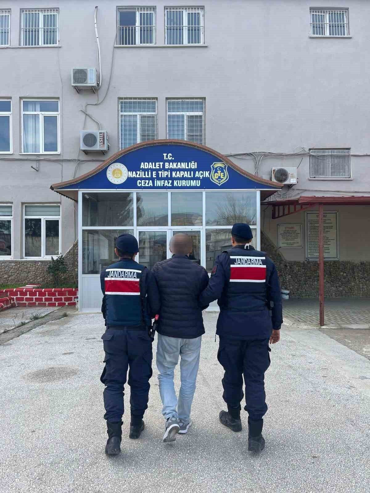 Buharkent'te jandarma ekipleri, 11 dolandırıcılık suçundan sabıkalı ve 35 yıl