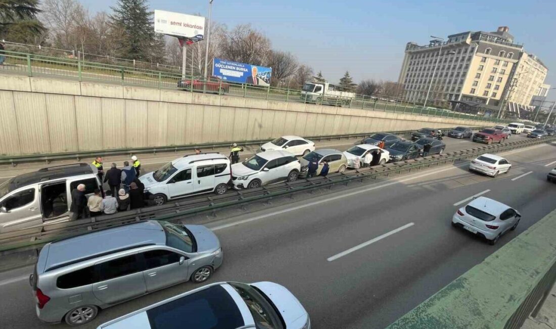 Bursa Osmangazi’de Zincirleme Trafik Kazasında 7 Araç Birbirine Girdi Bursa'nın Osmangazi ilçesindeki Merinos alt geçidinde 7 aracın karıştığı zincirleme
