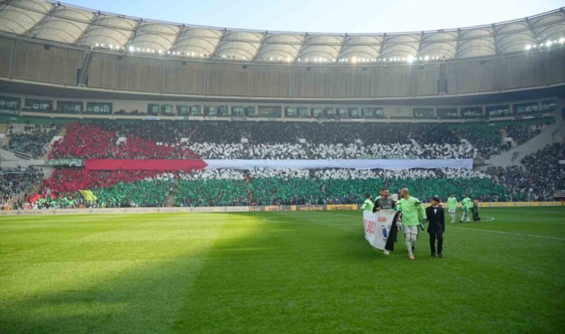 Bursaspor Tribünlerinde Filistin Bayrağı Koreografisi Büyüledi TFF 3. Lig 16. haftasında Bursaspor ile Düzcespor maçı öncesi