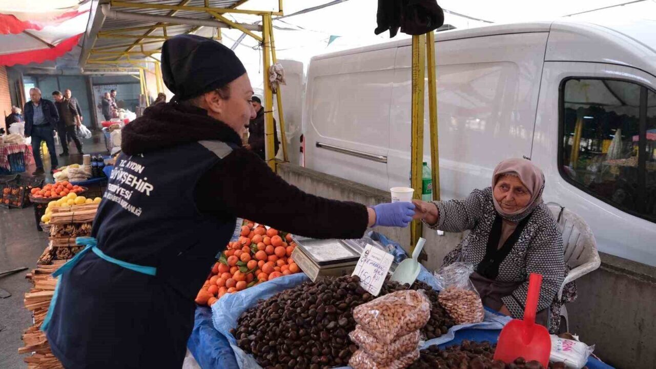 Aydın Büyükşehir Belediyesi, soğuk kış günlerinde vatandaşa ve pazarcı esnafına