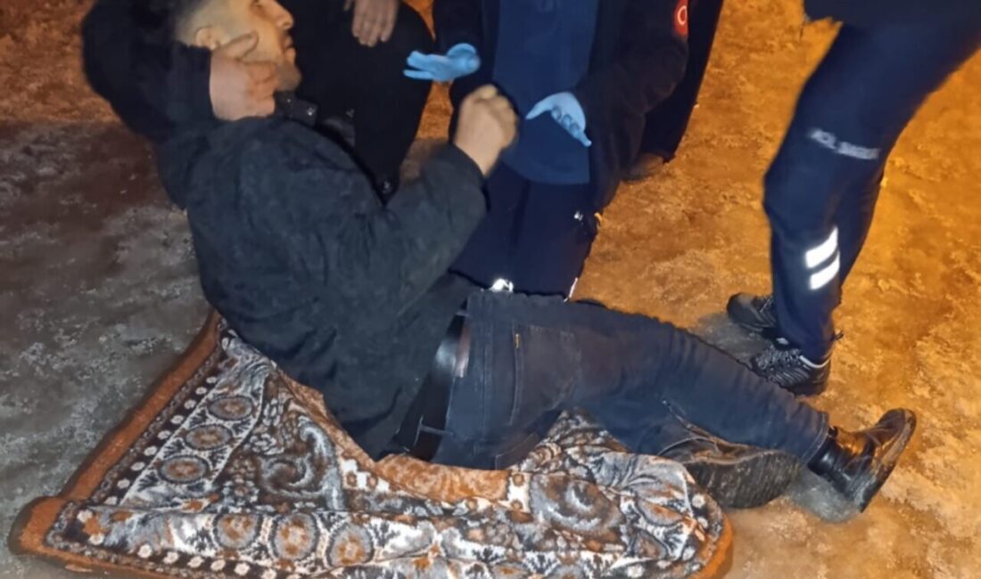 Hakkari Yüksekova’da Buzlu Yolda Düşen Genç Ayağını Kırdı Hakkari'nin Yüksekova ilçesinde 20 yaşındaki Demhat Ereli, buzlu yolda düşerek