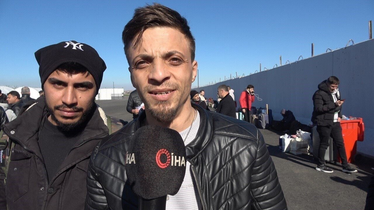 Suriyelilerin vatanlarına dönüşü devam ederken, Çobanbey Gümrük Kapısı'nda yoğunluk yaşanıyor.