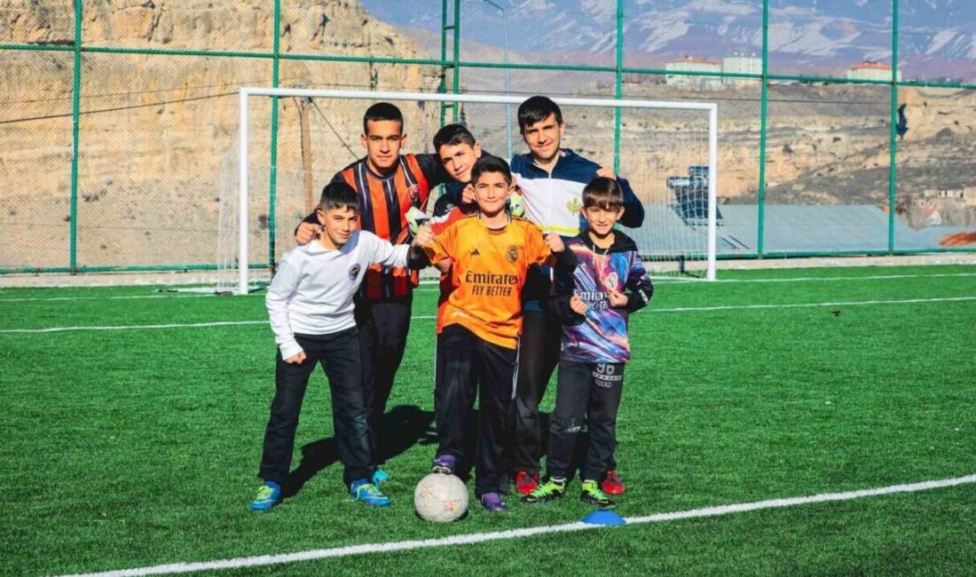 Erzincan Kemah'da 6. sınıf öğrencisi Muhammed Eymen Karacan, futbol sahasını