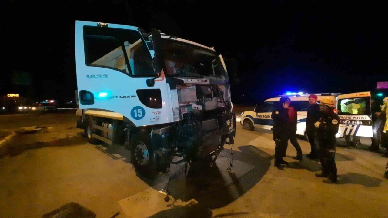 Sivas'ta bir çöp kamyonu, önünde giden yolcu otobüsüne arkadan çarptı.