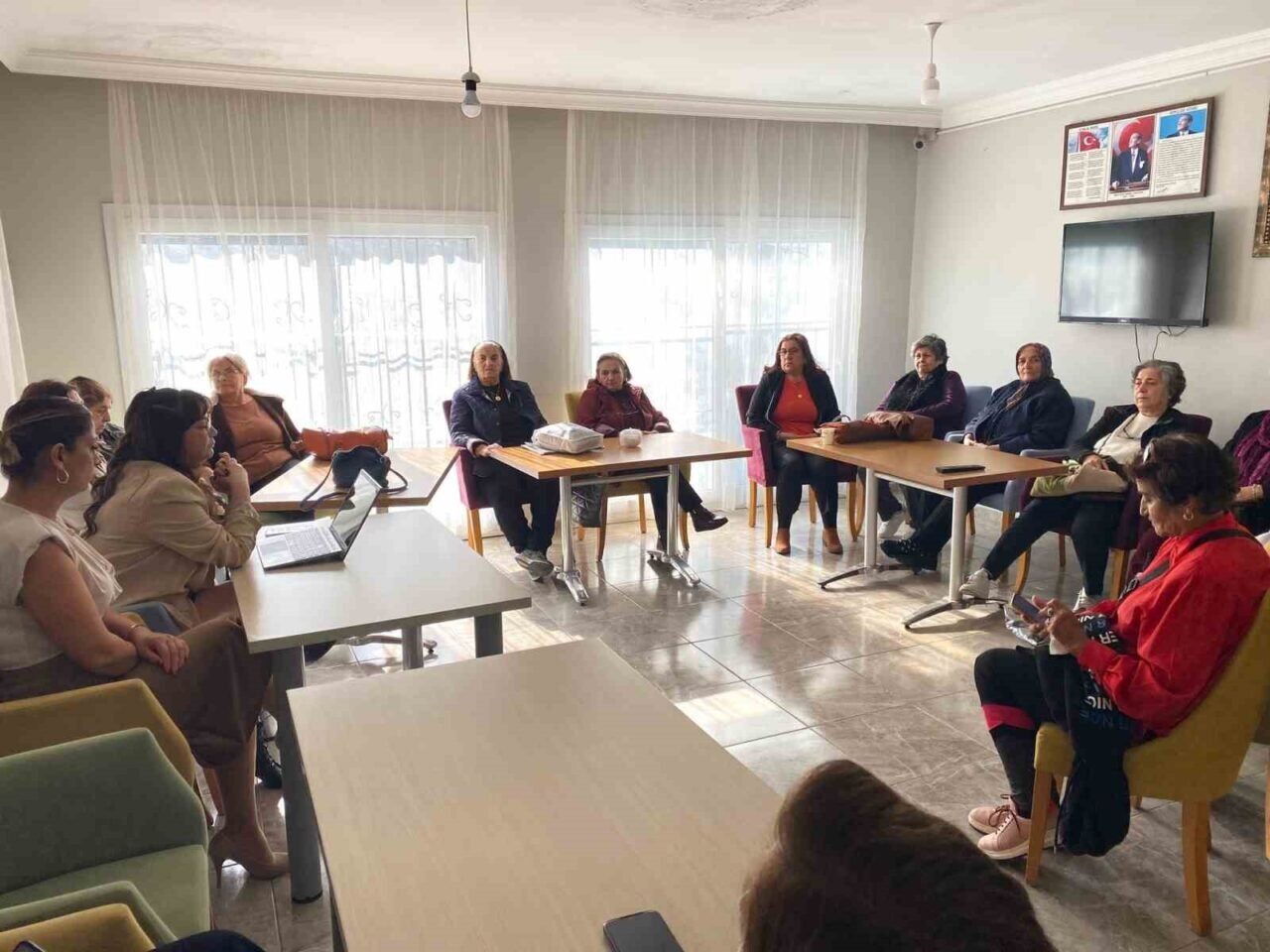 Çukurova Belediyesi, kadınlara yönelik Aile İçi İletişim Semineri düzenledi. Psikolog