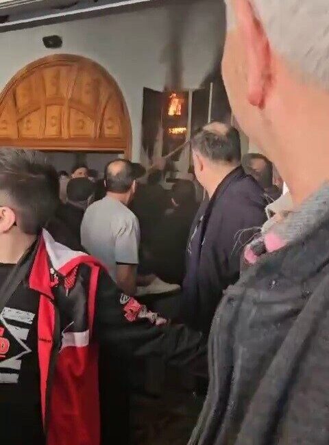 Bursa’da Cuma Namazı Sırasında Hacerülesvet Camii’nde Yangın Paniği Yaşandı Bursa'nın Yıldırım ilçesindeki Hacerülesvet Camii'nde, cuma namazı sırasında elektrik şartelinden