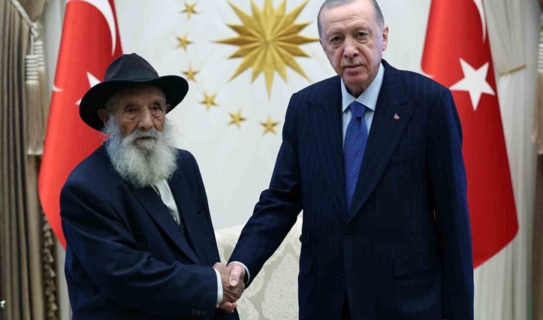 Cumhurbaşkanı Erdoğan, Alevi Dedesi Ahmet Uğurlu ile bir araya geldi Cumhurbaşkanı Recep Tayyip Erdoğan, Alevi Dedesi Ahmet Uğurlu’yu Cumhurbaşkanlığı Külliyesi’nde