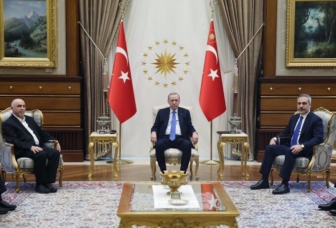 Cumhurbaşkanı Erdoğan, Hamas Heyeti ile Cumhurbaşkanlığı Külliyesi’nde Bir Araya Geldi Cumhurbaşkanı Recep Tayyip Erdoğan, Hamas heyetini Cumhurbaşkanlığı Külliyesi'nde ağırladı. Görüşmeye