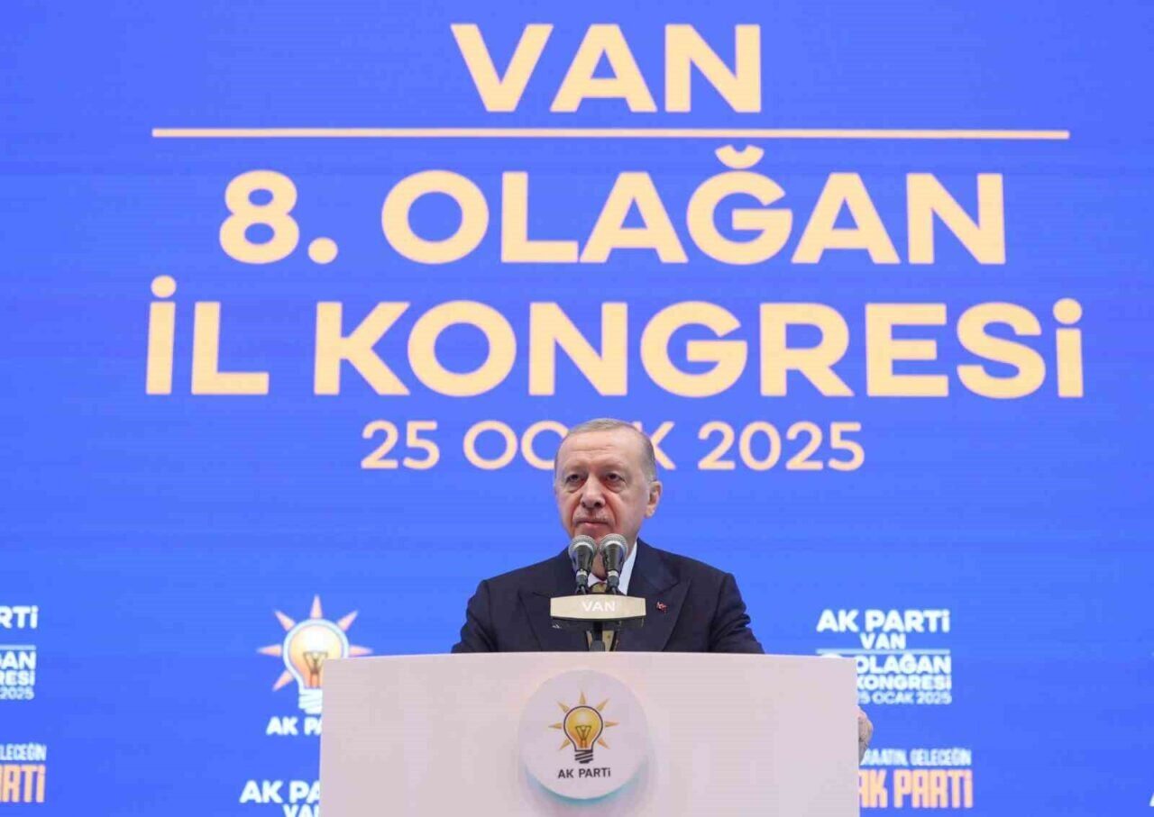 Cumhurbaşkanı Recep Tayyip Erdoğan, Van'da düzenlenen AK Parti İl Kongresi'nde,