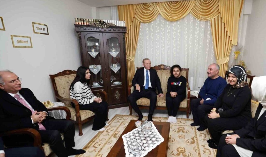 Cumhurbaşkanı Erdoğan, Malatya’da Uludağ ailesini ziyaret ederek samimi bir buluşma gerçekleştirdi. Cumhurbaşkanı Recep Tayyip Erdoğan, Malatya'da Uludağ ailesini evlerinde ziyaret ederek