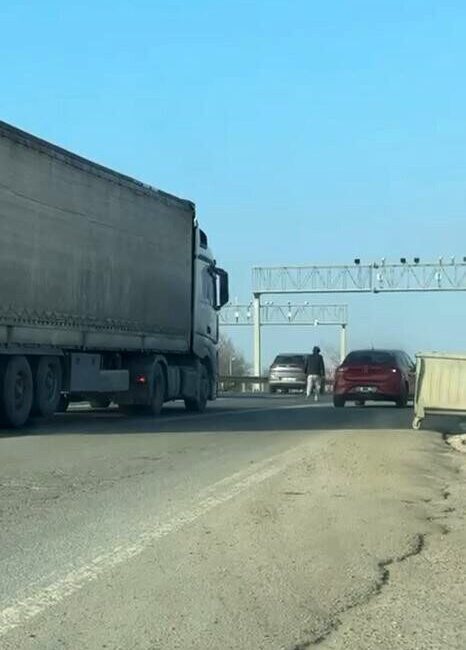 Silivri’de Yalın Ayak Yürüyen Kişi, Hem Kendini Hem Sürücüleri Tehlikeye Attı Silivri D-100 kara yolunda yalın ayak yürüyen bir kişi, hem