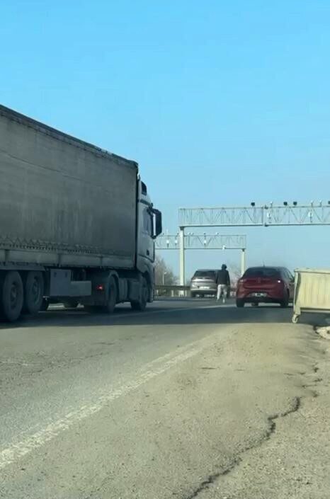 Silivri D-100 kara yolunda yalın ayak yürüyen bir kişi, hem
