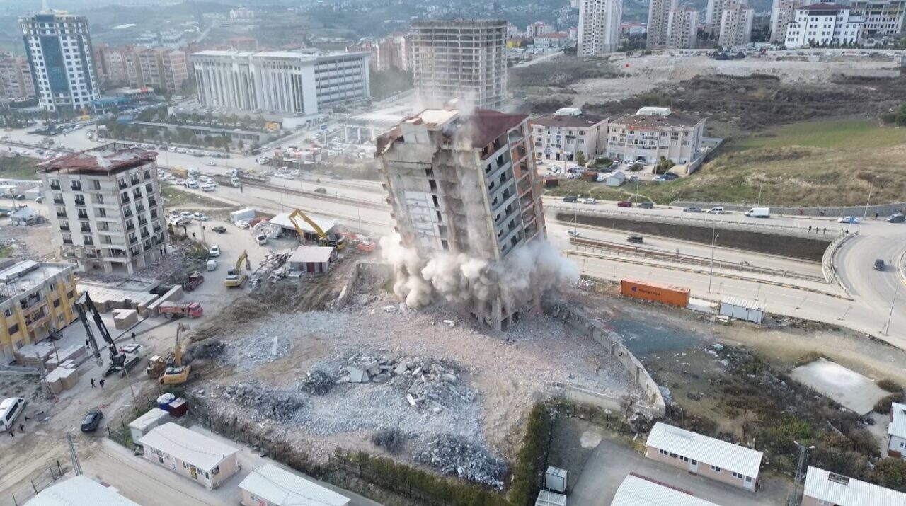Hatay'ın Antakya ilçesinde 14 katlı bir binanın kontrollü yıkımı sırasında