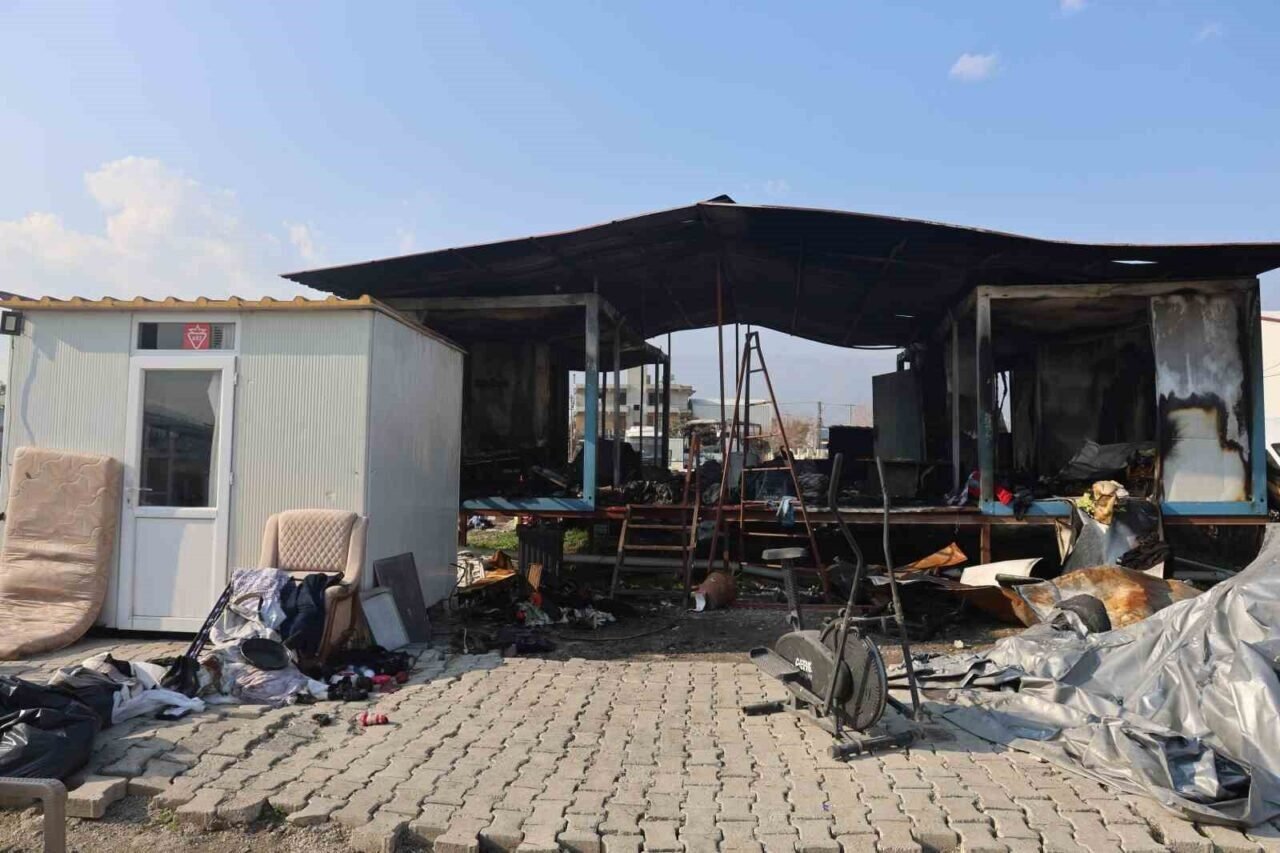 Hatay'ın Antakya ilçesinde, depremzedeler için kullanılan konteyner yangında tamamen yanarak