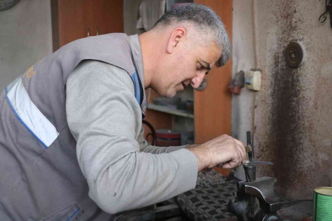 Sivas'ın son kemik tarak ustası Muhammed Eyce, 35 yıldır sürdürdüğü