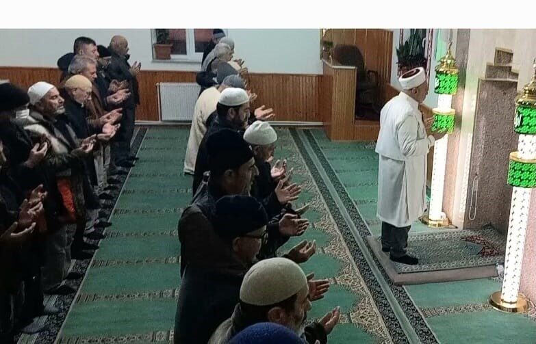 Develi’de Sabah Namazı Sonrası Yağmur ve Kar Duası Yapıldı Kayseri'nin Develi ilçesinde, yeterli yağışın olmaması nedeniyle Mustafa Asım Köksal