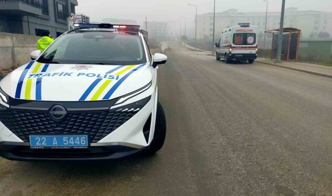 Edirne’de kaygan yolda devrilen motosikletin sürücüsü ve yolcusu kazayı sıhhatle atlattı. Edirne'nin Kurtuluş Mahallesi'nde kaygan zeminde devrilen motosikletteki iki kişi kazayı