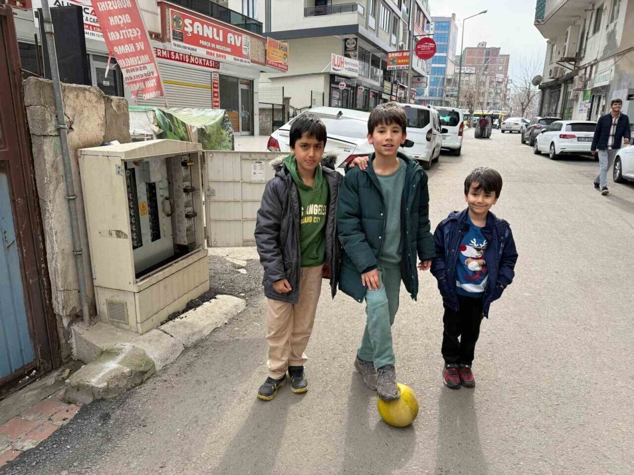 Batman Yıldırım Sokak'taki Dicle Elektrik şirketine ait açık elektrik panoları,