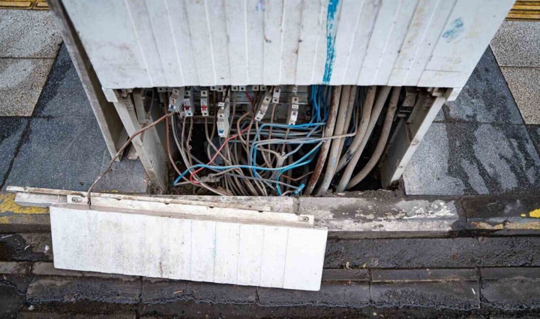 Kızıltepe’de Kaldırımlarda Açık Elektrik Panoları Tehlike Saçıyor Mardin'in Kızıltepe ilçesindeki Koçhisar Mahallesi'nde, Dicle Elektrik'in kırık ve açık