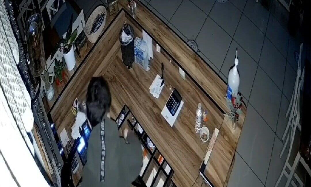 Didim’de Çocuk Yaşta Hırsızlık! Lokantadan 3 Bin Lira Çalındı Didim'deki bir lokantaya giren küçük yaşta hırsız, güvenlik kamerasına yansıyan