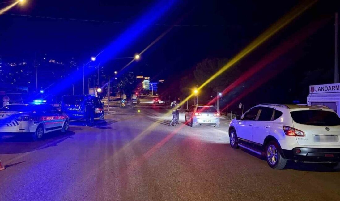 Didim’de Sıcak Nokta Uygulaması: 13 İşyeri Denetlendi, 466 Kişi Sorgulandı Aydın'ın Didim ilçesinde Akbük Mahallesi'nde gerçekleştirilen "Sıcak Nokta" uygulamasında 13