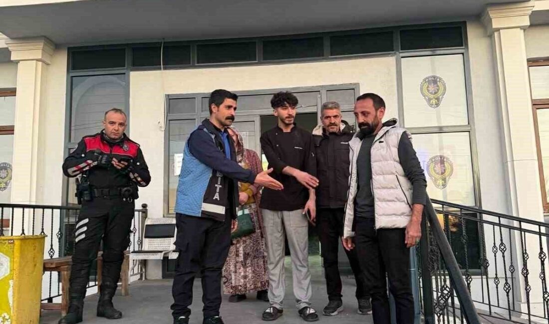 Diyarbakır’da belediye çalışanı, bulduğu para ve altın dolu çantayı sahibine ulaştırdı. Diyarbakır'ın Kayapınar ilçesinde, belediye çalışanı yeşil alanda yaptığı bakım sırasında
