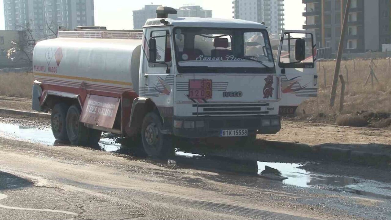 Diyarbakır-Elazığ kara yolunun 13. kilometresinde mazot yüklü tanker ile cam