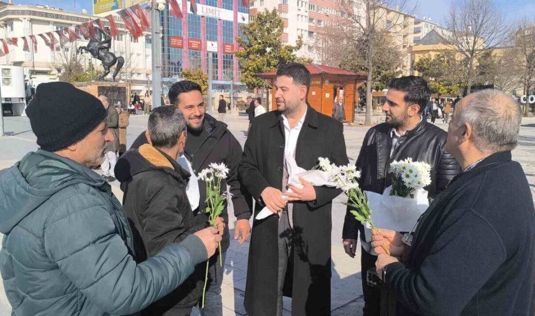 Kırşehir’de Gençlerden Çiçek Dağıtımıyla ‘Dünya Tersine Günü’ Kutlaması Kırşehir’de düzenlenen 'Dünya Tersine Günü' etkinliğinde, Gençlik Meclisi üyeleri erkeklere