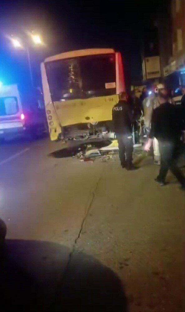 Ataşehir'de gece yarısı meydana gelen kazada, hızla gelen bir otomobil