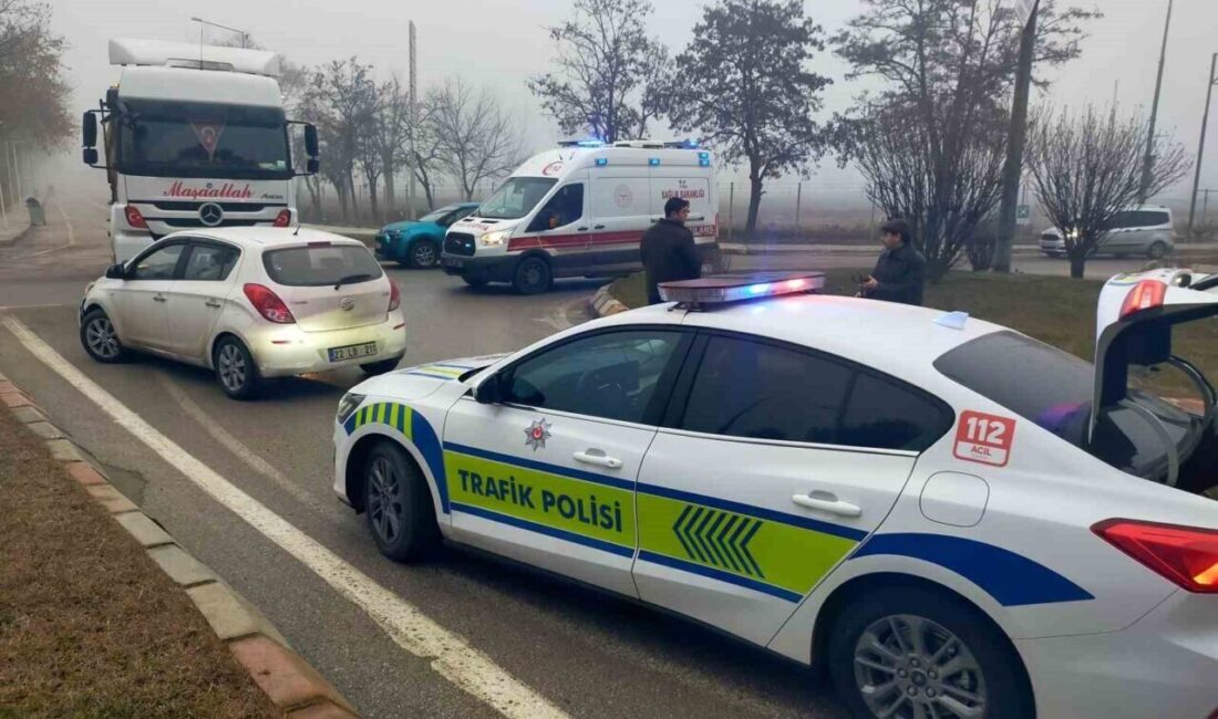 Edirne’deki kavşakta otomobil ve kamyon çarpıştı, maddi hasar oluştu Edirne'de, Umurbey Mahallesi Sarayiçi kavşağında B.K. yönetimindeki kamyon ile B.S.