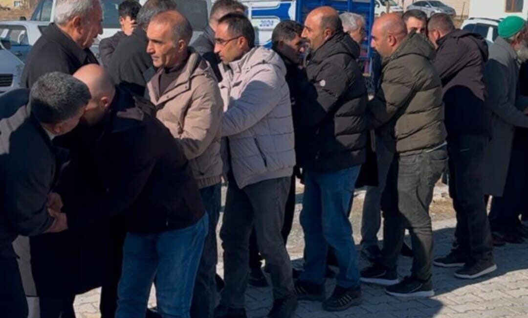 Köşk Mahallesi’nde Uzun Süren Husumet Barışla Sonlandığı Törenle Kutlandı Van'ın Edremit ilçesindeki Köşk Mahallesi'nde, Budak ve Güleş aileleri arasında