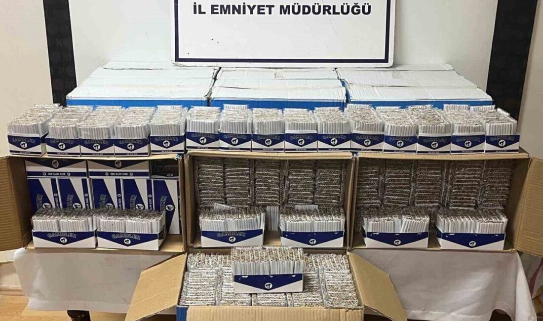 Edremit’te Kaçakçılık Şubesi 100 Bin Adet Doldurulmuş Makaron Sigara Ele Geçirdi Balıkesir'in Edremit ilçesinde, KOM Şube Müdürlüğü tarafından yapılan operasyonda 100