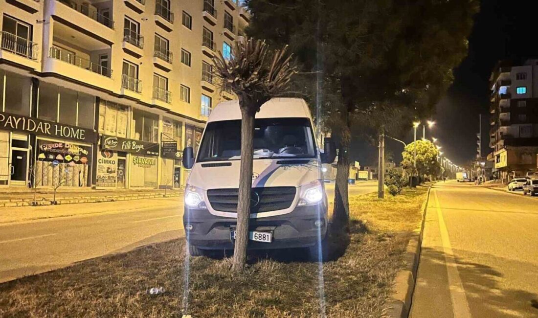Gaziantep’te Park Halindeyken Hareket Eden Minibüs, Refüjdeki Ağaca Çarptı GAZİANTEP (İHA) – Gaziantep'in İslahiye ilçesinde, el freni tam çekilmeyen